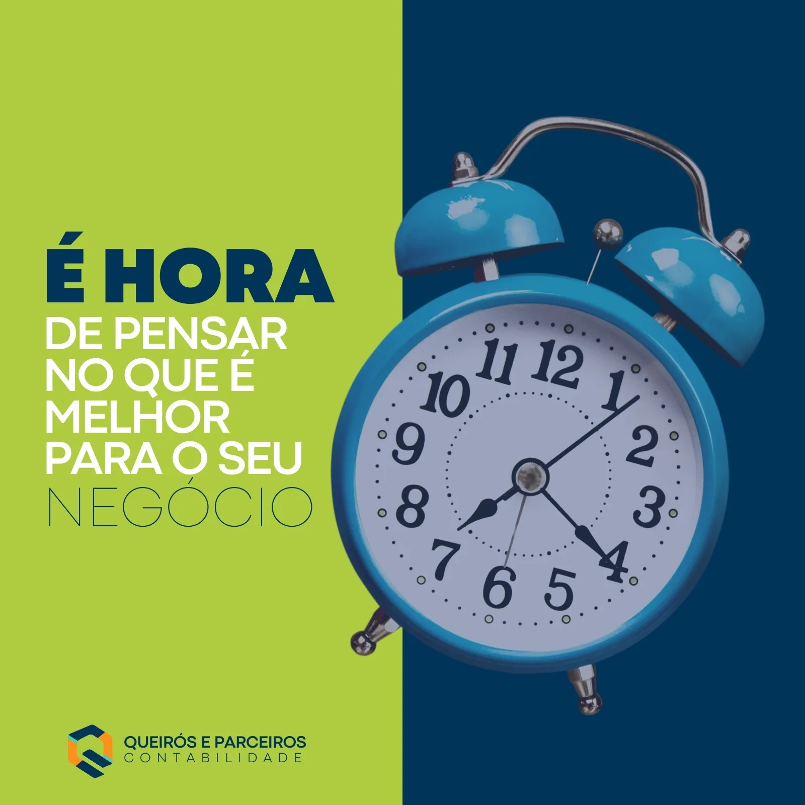 Template de post para Instagram com fundo dividido em verde e azul escuro. No lado verde, o texto 'É HORA DE PENSAR NO QUE É MELHOR PARA O SEU NEGÓCIO' em letras grandes. No lado azul, um relógio despertador azul vibrante com ponteiros marcando 4:10. O logo do escritório de contabilidade 'Queirós e Parceiros Contabilidade' aparece no canto inferior esquerdo.