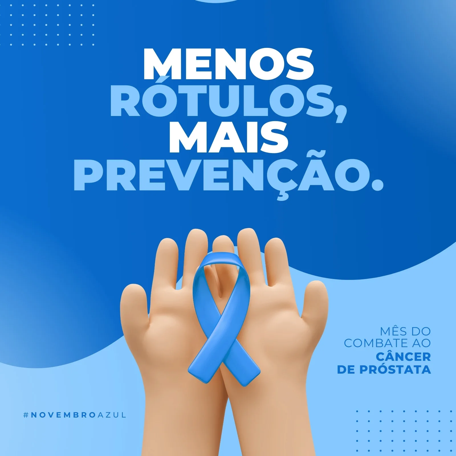 Post para redes sociais com fundo azul vibrante, apresentando as mãos abertas segurando uma fita azul de conscientização. O texto principal é 'Menos rótulos, mais prevenção.', com a mensagem secundária 'Mês do combate ao câncer de próstata' e a hashtag #NovembroAzul.