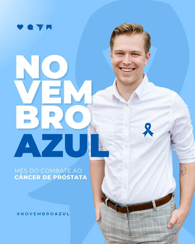 Post para Instagram com fundo azul claro e branco, com a frase 'Novembro Azul' em destaque. Um homem sorri vestindo camisa social branca com um laço azul, promovendo a conscientização sobre o câncer de próstata.