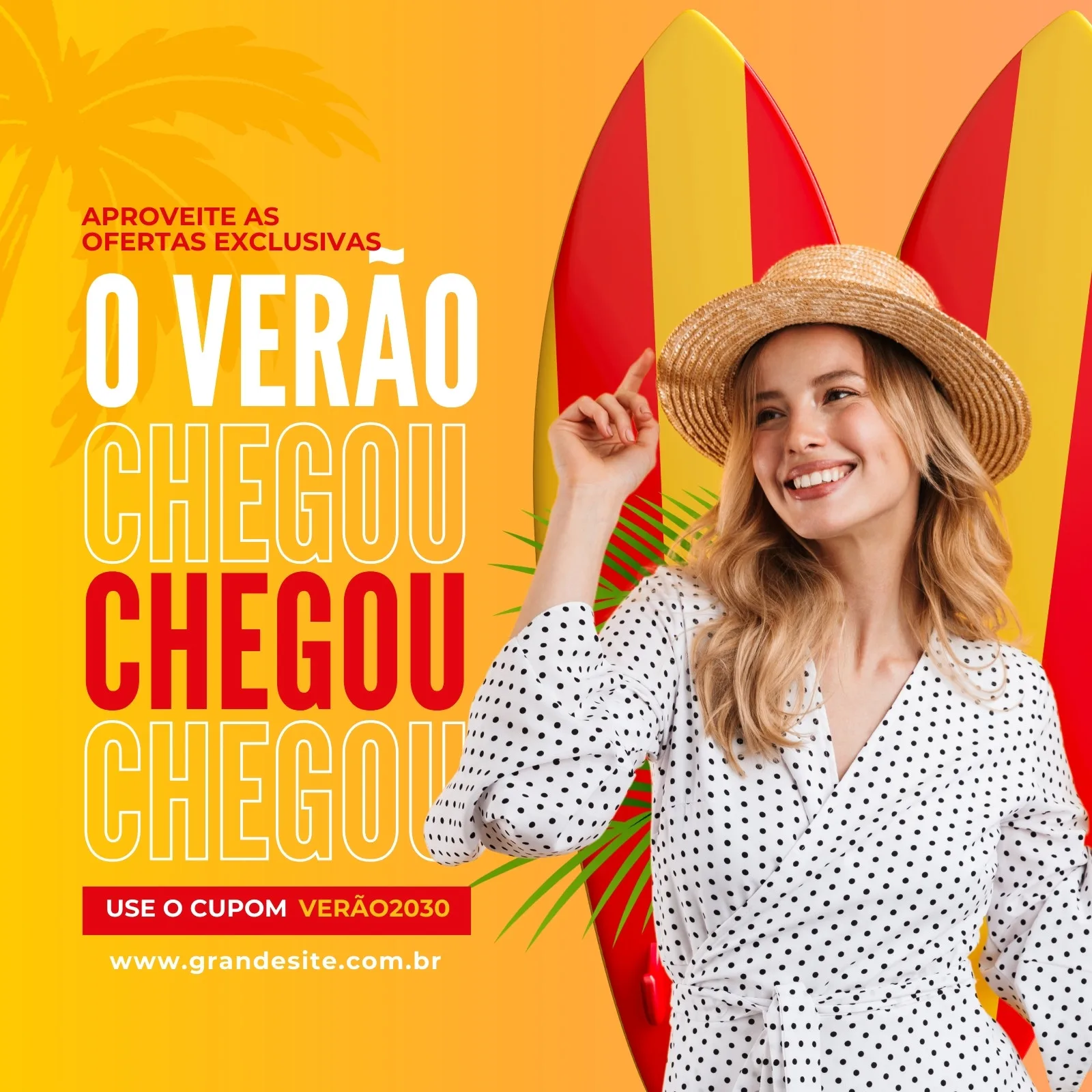 Mulher sorridente com chapéu de palha e vestido de bolinhas, apontando para a frase 'O Verão Chegou' em um fundo vibrante com pranchas de surf vermelhas e amarelas. Promove um cupom de desconto para a estação.