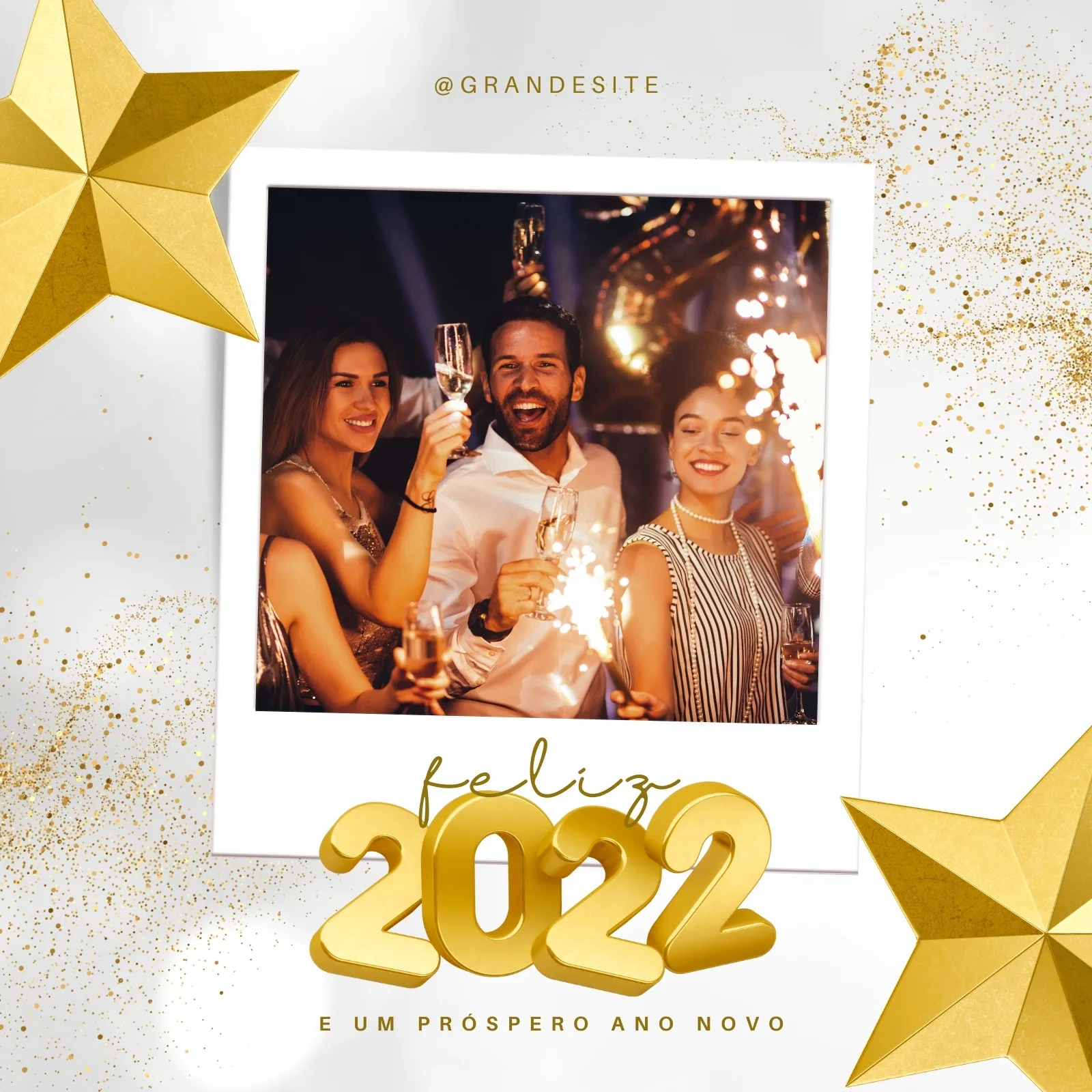Um casal sorridente comemorando o Ano Novo com taças de champanhe e faíscas douradas. O template exibe 'Feliz 2022 e um Próspero Ano Novo' em 3D dourado, com estrelas e confetes brilhantes.
