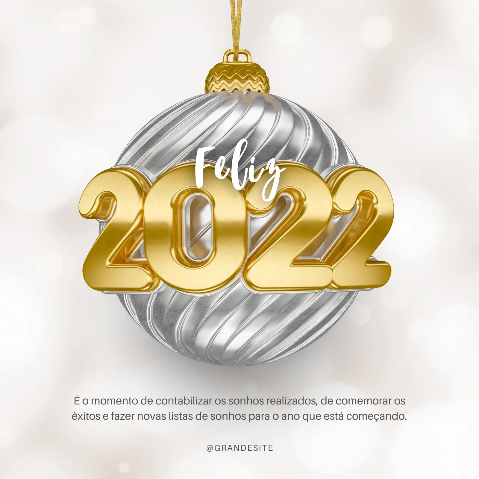 Um enfeite de bola de Natal prateado com detalhes dourados em 3D, com os números dourados "Feliz 2022" em destaque. O fundo é branco com um leve bokeh, transmitindo uma sensação festiva e elegante para celebrações de fim de ano.