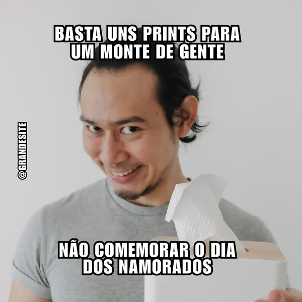 Homem com sorriso malicioso e cabelo preso segura uma caixa de lenços. Texto em destaque: 'BASTA UNS PRINTS PARA UM MONTE DE GENTE NÃO COMEMORAR O DIA DOS NAMORADOS'. Fundo branco. Imagem de humor e ironia, perfeita para posts de redes sociais sobre o Dia dos Namorados.