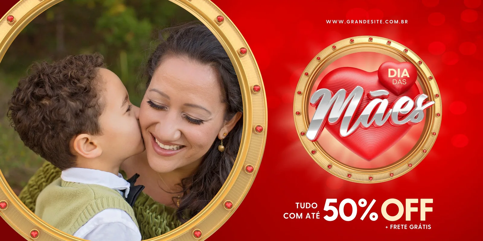 Banner horizontal vermelho e dourado para o Dia das Mães. Uma imagem de uma mãe sorrindo recebe um beijo do filho, emoldurada por um círculo dourado. Ao lado, um coração 3D com "Dia das Mães" e "50% OFF + Frete Grátis" em destaque.
