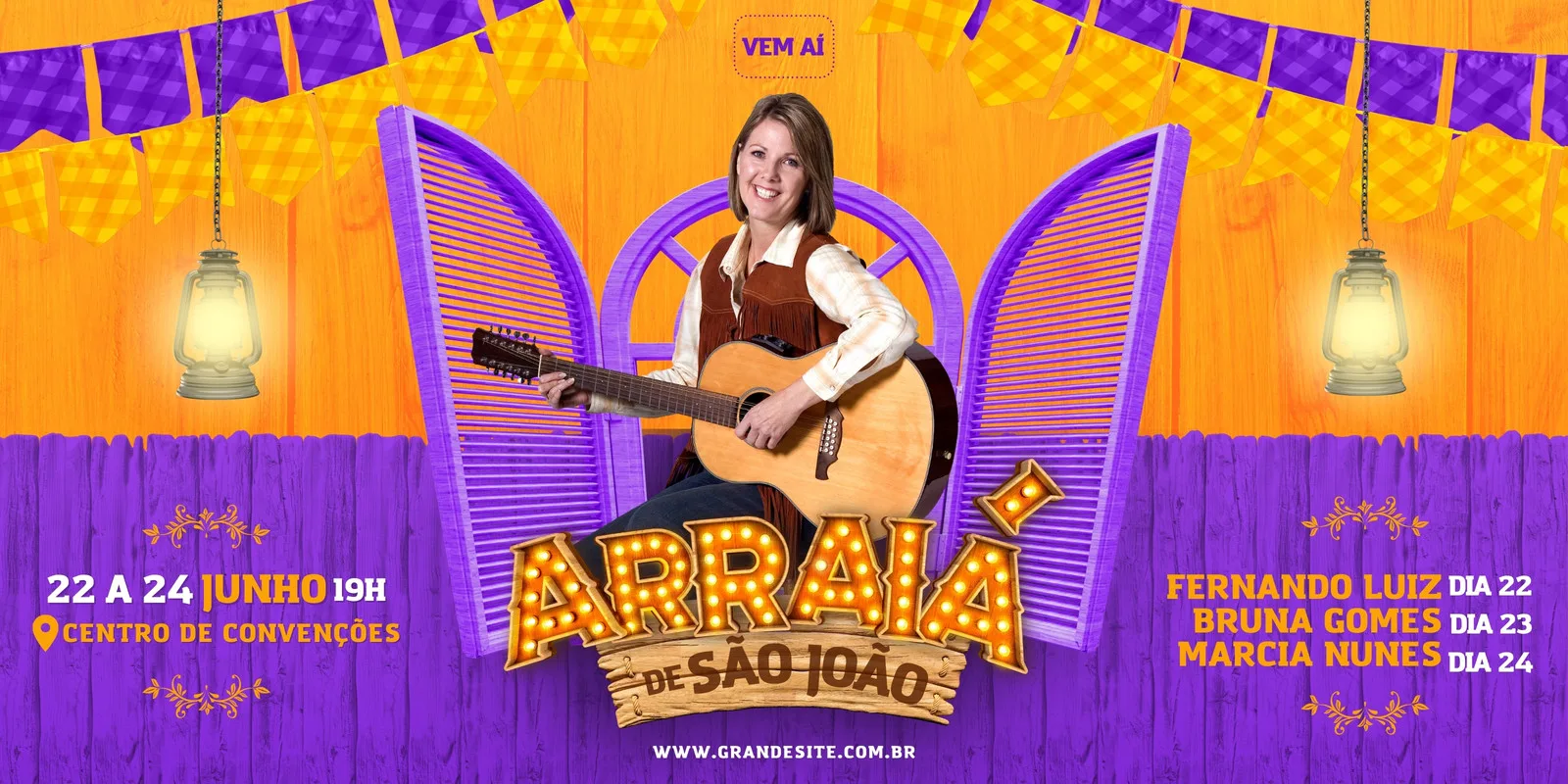 Banner horizontal temático de Festa Junina com fundo laranja e roxo. Uma mulher toca violão no centro, com a inscrição "Arraiá de São João" em destaque. Bandeirinhas, lanternas e detalhes rústicos compõem a decoração festiva.