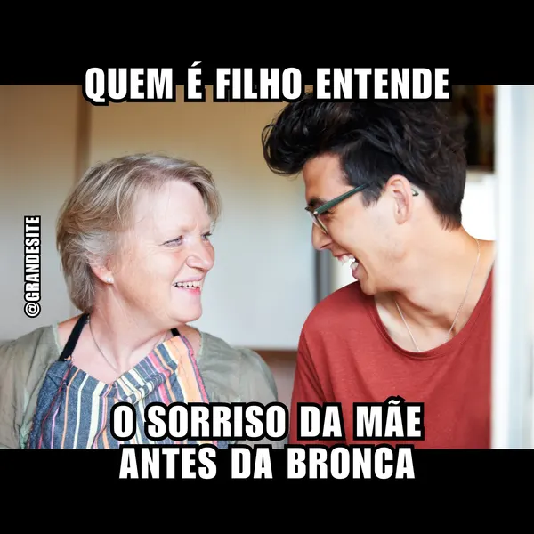 Meme divertido com uma mulher mais velha e um homem jovem sorrindo um para o outro. O texto branco em destaque diz 'QUEM É FILHO ENTENDE' e 'O SORRISO DA MÃE ANTES DA BRONCA', sobre faixas pretas. Fundo desfocado. Ideal para posts de humor sobre a relação mãe-filho e momentos familiares engraçados.