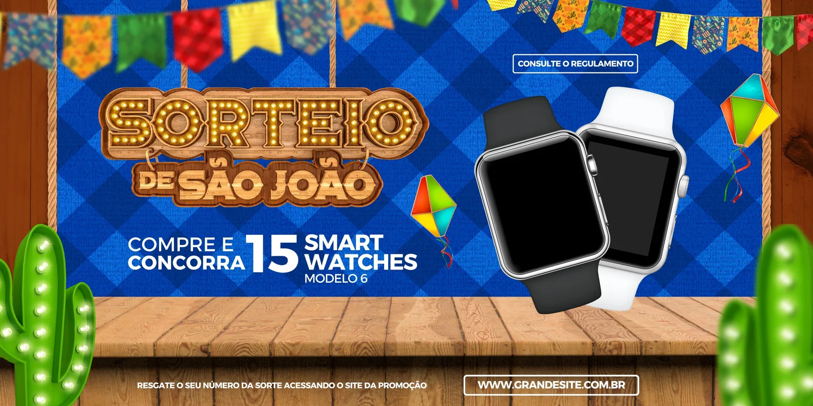Banner horizontal de promoção de Festa Junina com tema de sorteio de smartwatches. Apresenta um letreiro luminoso "Sorteio de São João", 15 smartwatches em destaque, bandeirinhas juninas, pipas e cactos luminosos. Fundo azul quadriculado e detalhes de madeira.