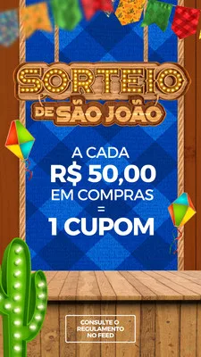 Template de Instagram Story com tema de São João para sorteio. Fundo azul xadrez com bandeirinhas coloridas, balões e um cacto iluminado. O texto principal anuncia 'Sorteio de São João' e 'A cada R$ 50,00 em compras = 1 cupom'.