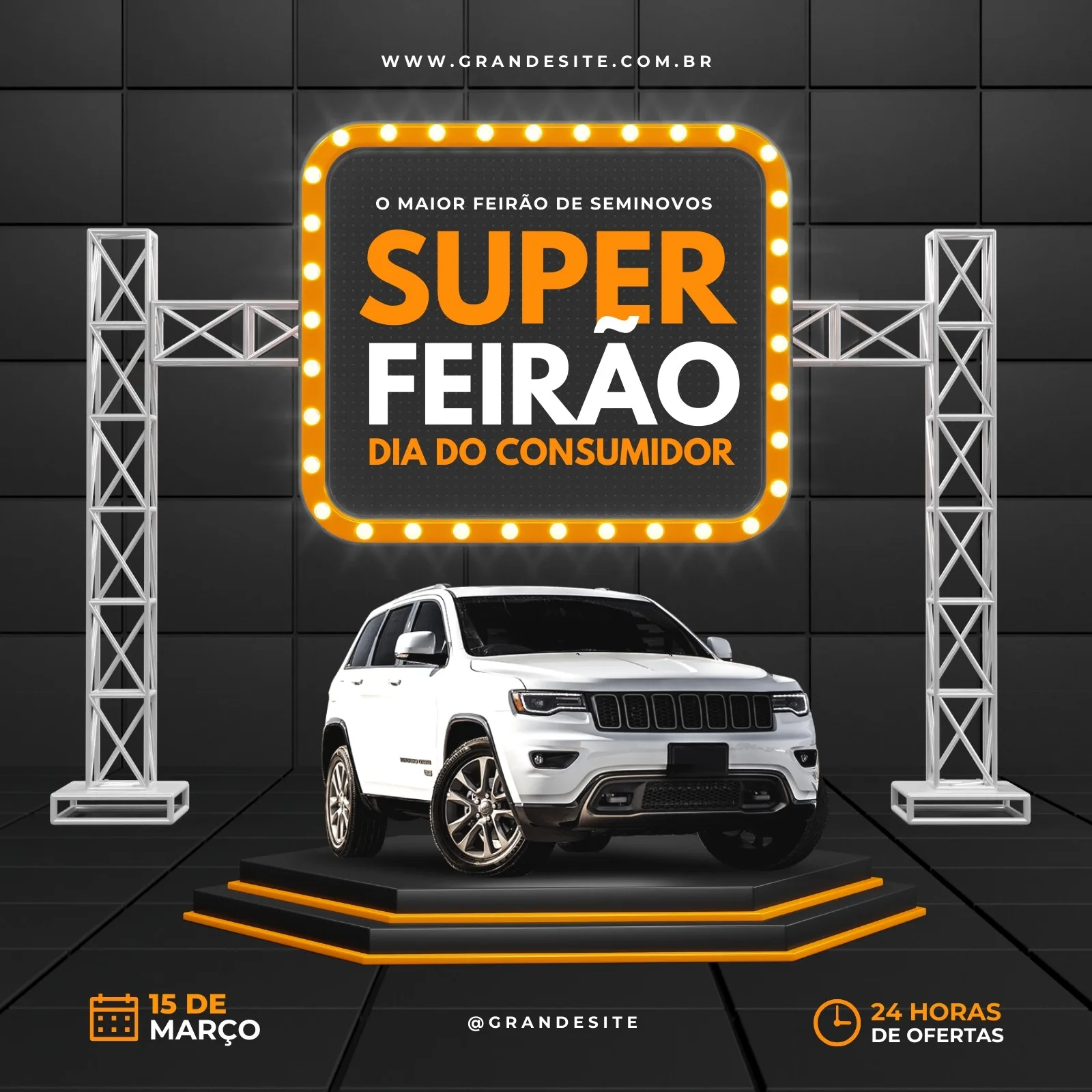 Post de Instagram para Super Feirão de Carros no Dia do Consumidor. Um carro branco em destaque em um palco com iluminação, rodeado por estruturas metálicas e um letreiro luminoso com a oferta. Fundo preto com detalhes em laranja.