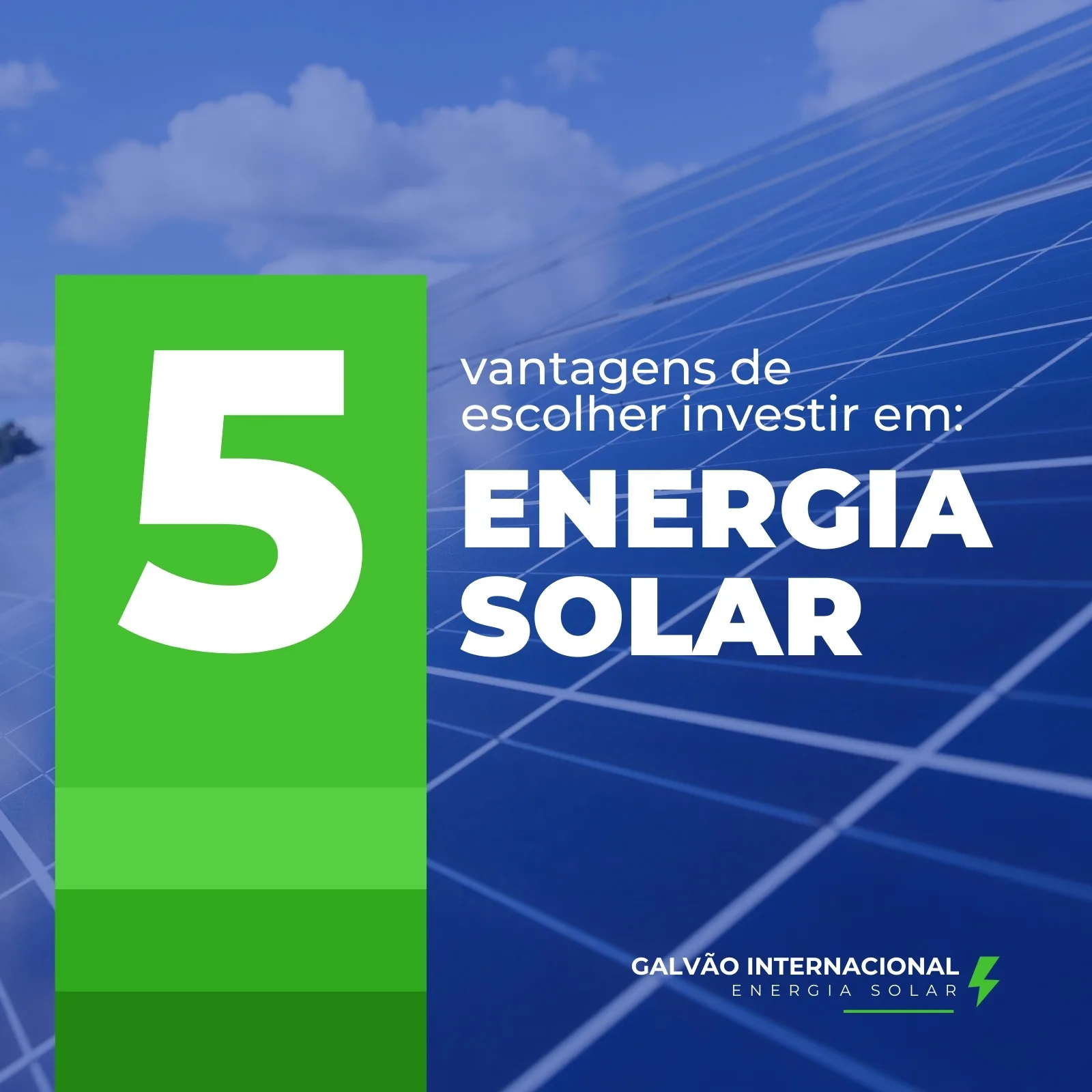 Post de feed para Instagram e Facebook com fundo de painéis solares azuis e céu azul. Um grande número '5' em branco sobre um bloco verde vibrante. O texto principal diz '5 vantagens de escolher investir em: ENERGIA SOLAR'.